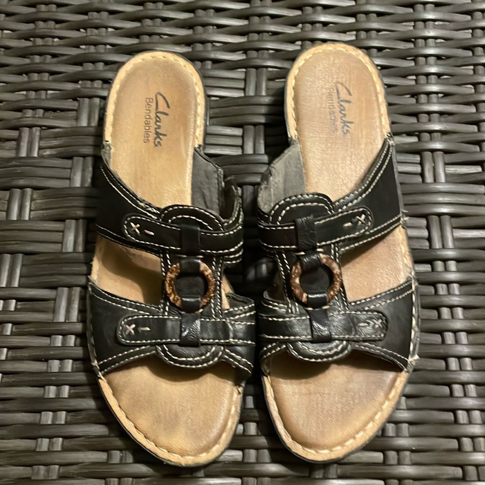 Clarks Bendable black leather sandals - Sz 9